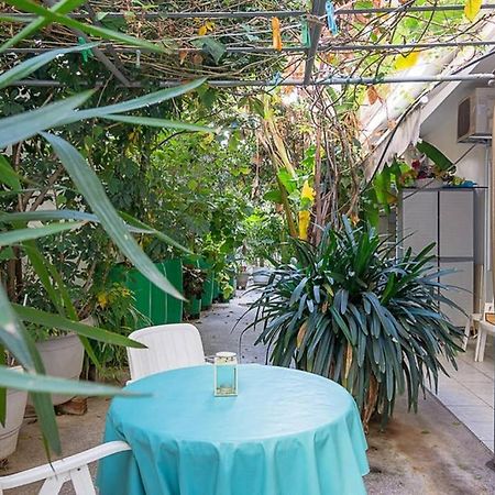Vintage Style Apartment With Beautiful Backyard Athen Eksteriør bilde