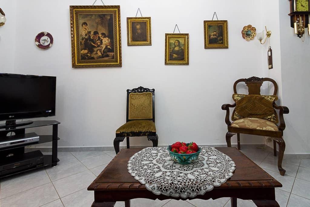 Vintage Style Apartment With Beautiful Backyard Athen Eksteriør bilde