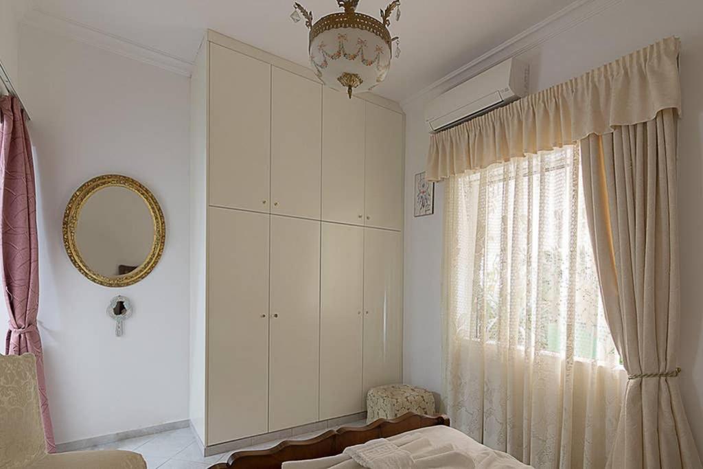 Vintage Style Apartment With Beautiful Backyard Athen Eksteriør bilde