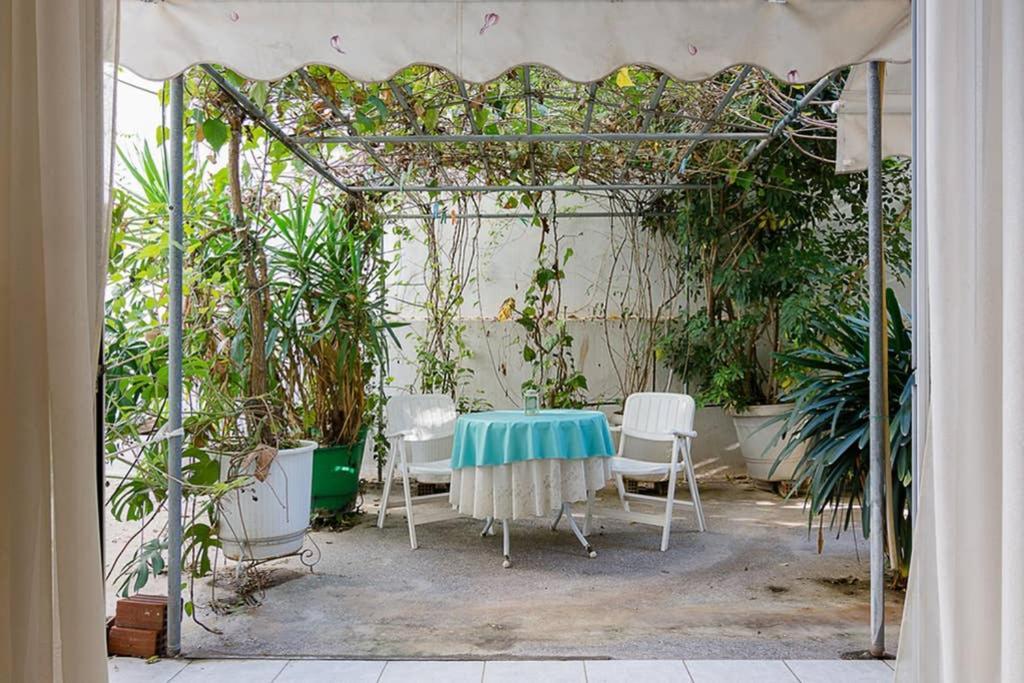 Vintage Style Apartment With Beautiful Backyard Athen Eksteriør bilde