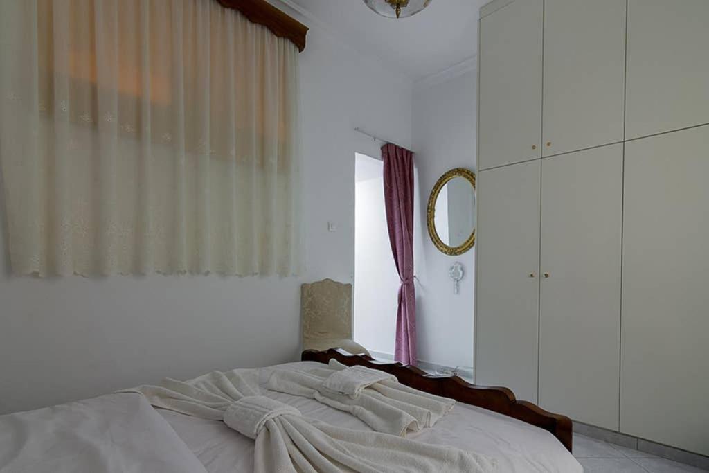Vintage Style Apartment With Beautiful Backyard Athen Eksteriør bilde