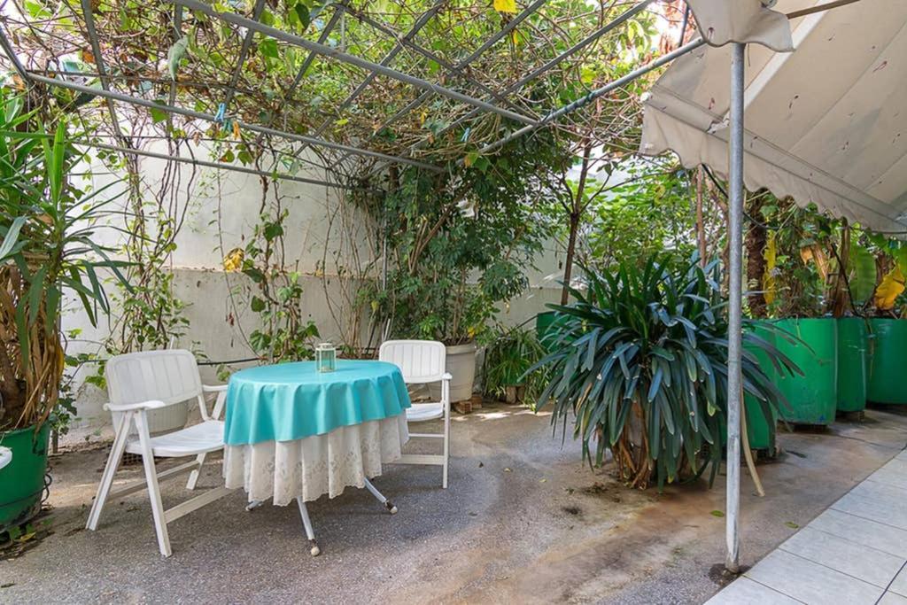 Vintage Style Apartment With Beautiful Backyard Athen Eksteriør bilde