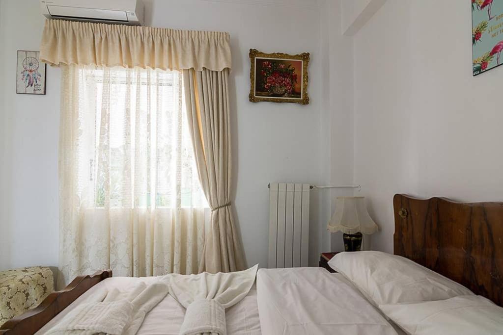 Vintage Style Apartment With Beautiful Backyard Athen Eksteriør bilde