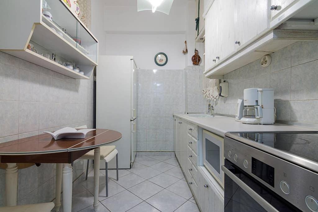 Vintage Style Apartment With Beautiful Backyard Athen Eksteriør bilde