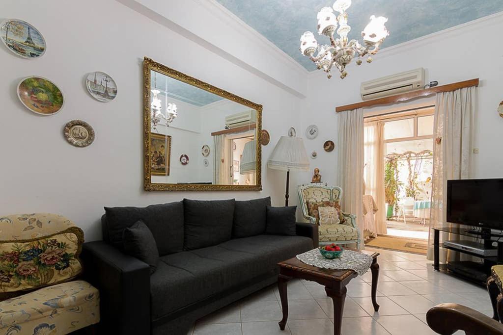 Vintage Style Apartment With Beautiful Backyard Athen Eksteriør bilde