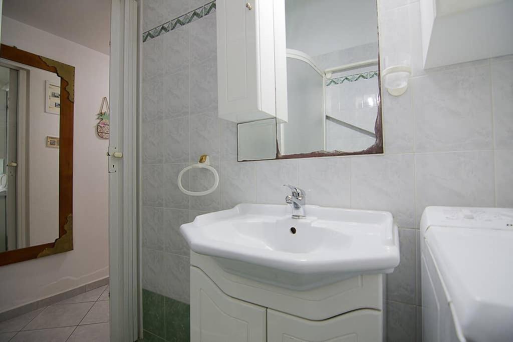 Vintage Style Apartment With Beautiful Backyard Athen Eksteriør bilde